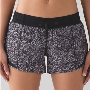Lululemon Hotty Hot Short Long 4" Mini Cinder Lace White Black / Black
